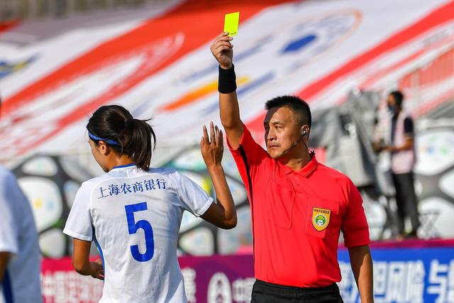 世体：巴萨本轮西甲将穿白色球裤致敬经典